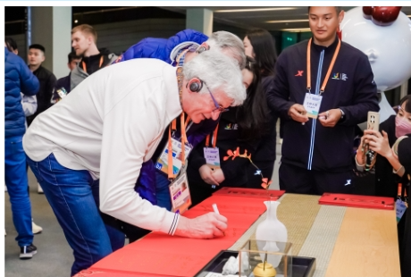 大運(yùn)國(guó)際代表團(tuán)在蓉參觀時(shí)戴的黑色耳麥?zhǔn)鞘裁?>
								</div>
								<div   id=